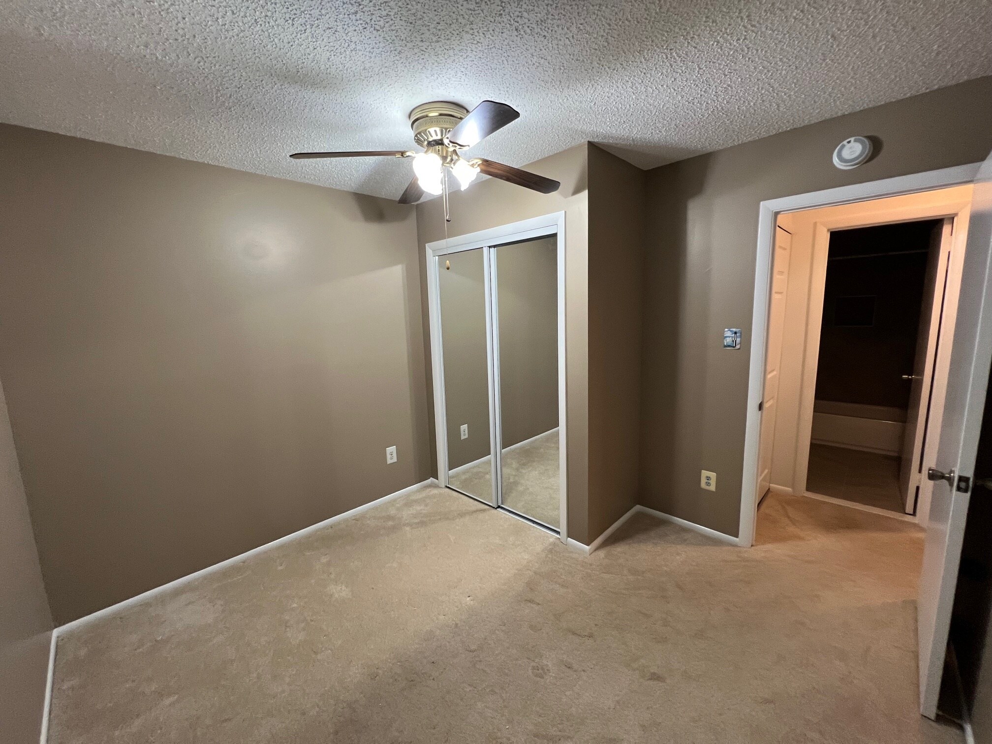 Building Photo - 220 Sugarland Run Dr