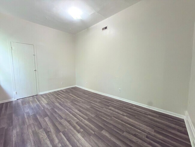 Building Photo - 1030 Considine Ave