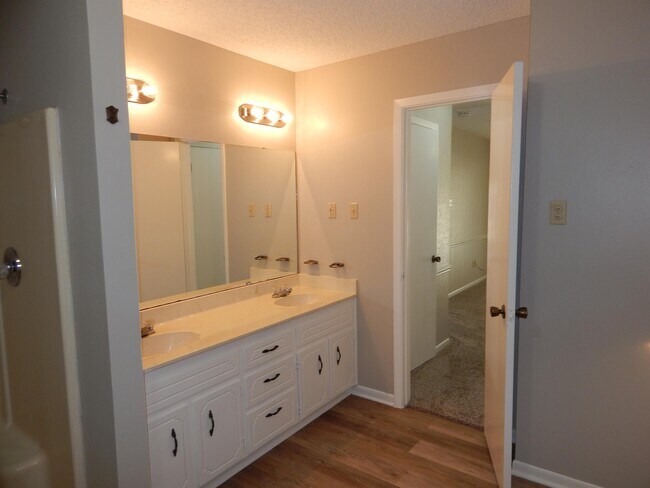 Building Photo - 4505 River Oaks Dr