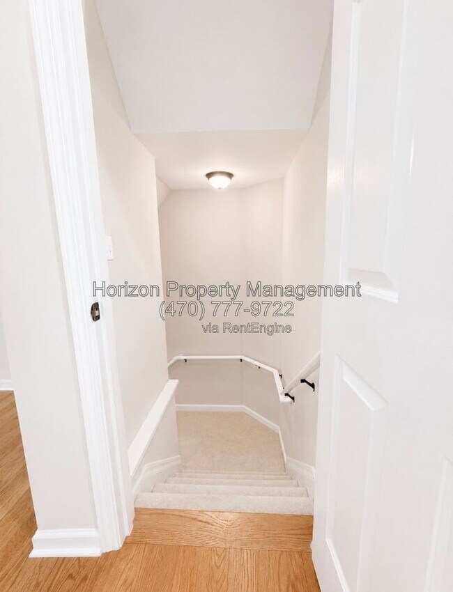 Building Photo - 3235 Bentwood Close