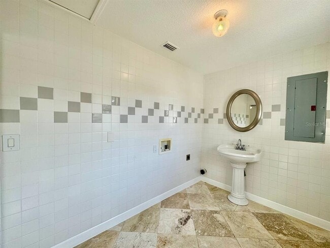 Building Photo - 6212 N Grady Ave