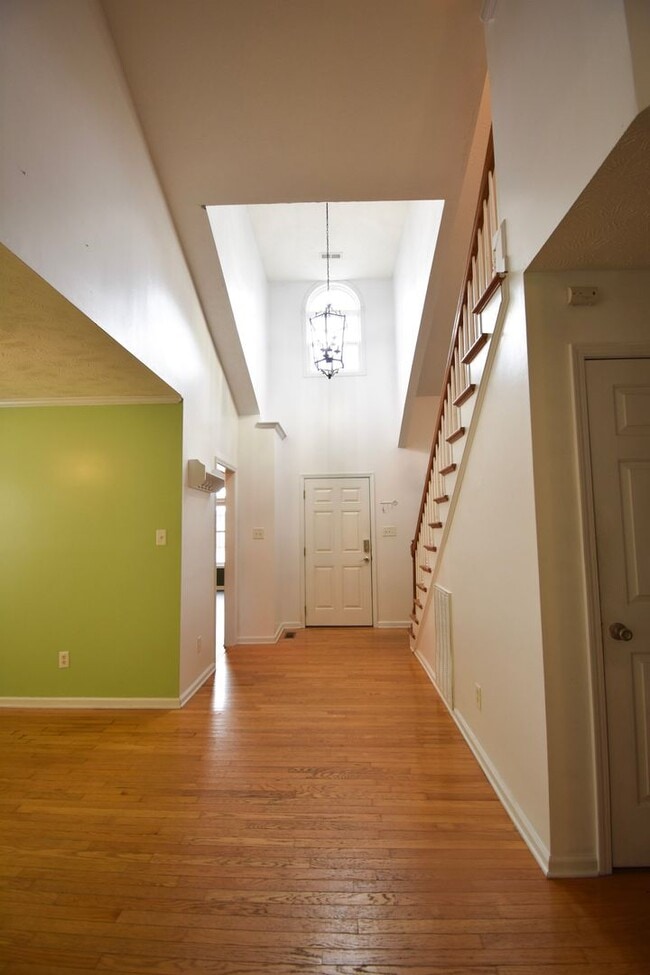 Building Photo - Coming Soon! 3 Bed 2 Bath with a Bonus Roo...