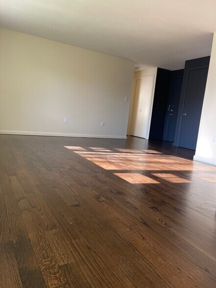 Building Photo - 121 Shadow Ln