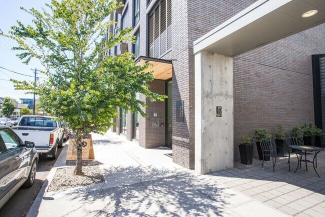 Building Photo - Luxury One Bedroom! Near Salt and Straw an...