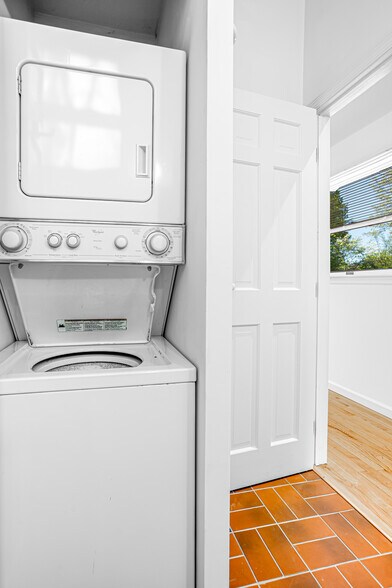 Stackable washer/dryer - 109 Murray St