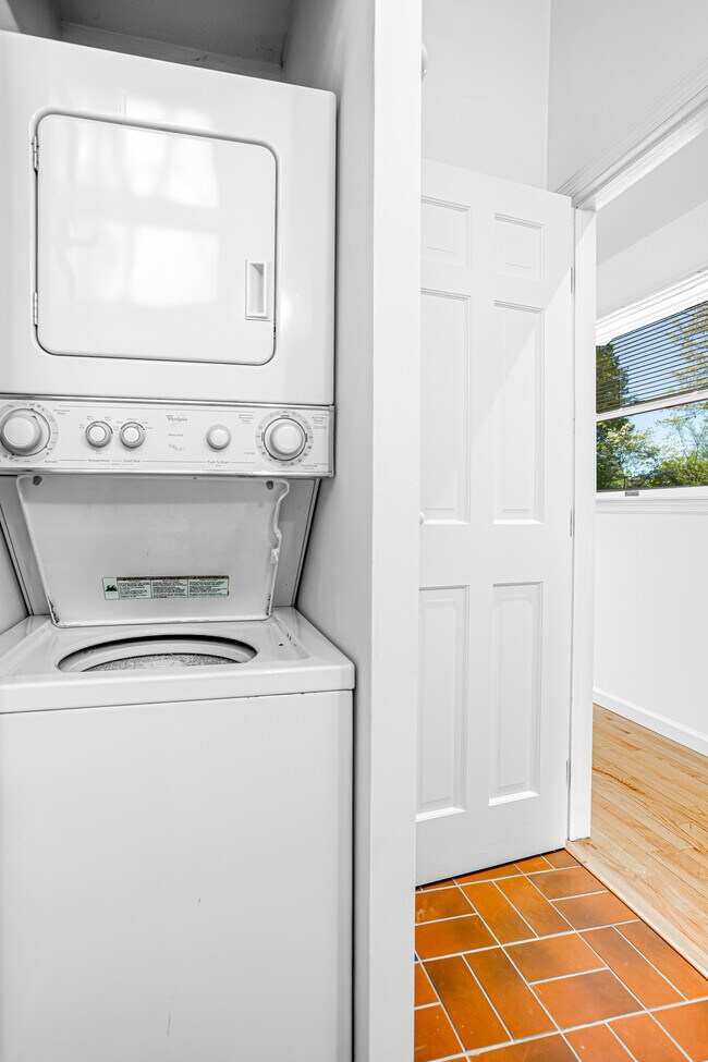 Stackable washer/dryer - 109 Murray St