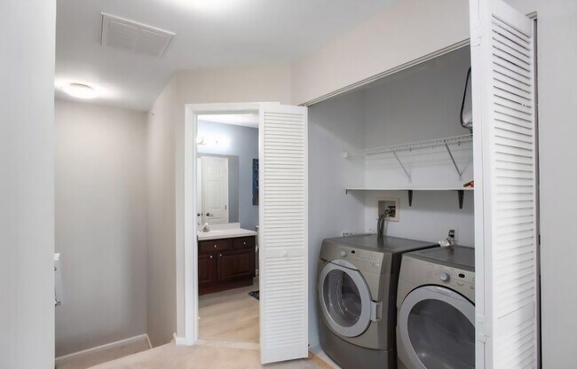 Building Photo - 1092 Shadowlawn Dr