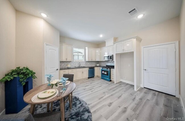 Building Photo - 1113 5th Ave