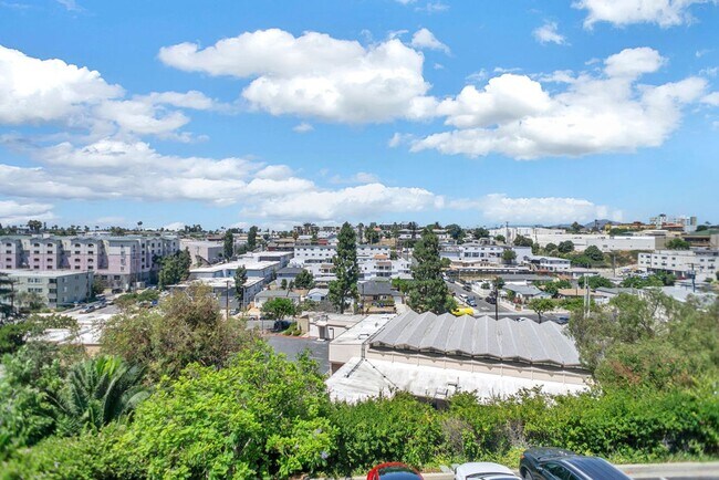 Building Photo - Great 2/1 condo close to SDSU and Colina D...