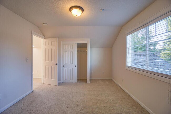 Building Photo - BEAUTIFUL THREE BEDROOM HOME IN VANCOUVER