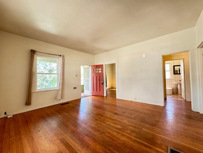 Building Photo - 2 Story home close to downtown