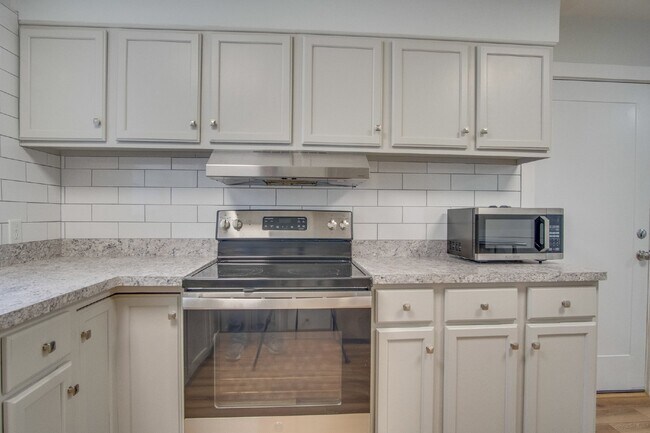 Building Photo - Centrally Located Pensacola 3BR/2BA Home Near Cordova Mall, Pensacola International Airport, Hosp...