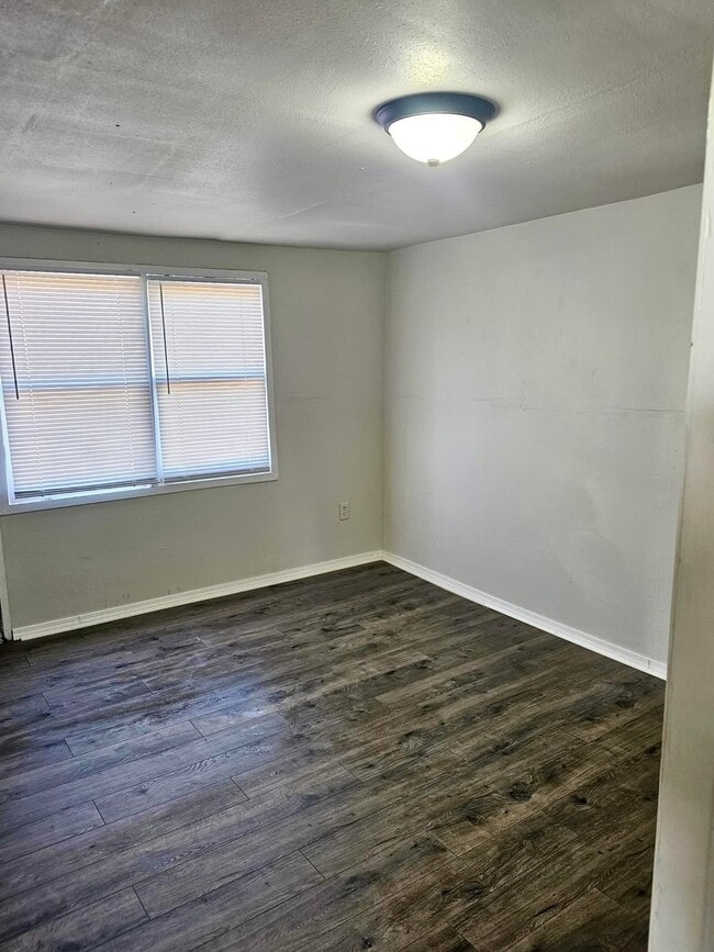 Building Photo - 18 E Oklahoma Ave