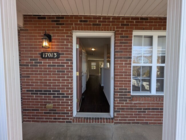 Building Photo - Cozy Townome located in the Old Stone Crossings community!