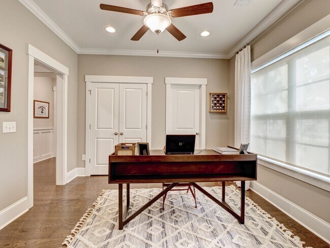Building Photo - Charming 4 Bedroom Cottage Available in Og...