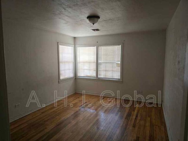 Building Photo - 4222 SW 11th Ave