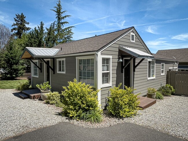 Building Photo - Kelsey's Cottage: Fully Furnished 2 bd/1ba Jacksonville Cottage, Large yard! $300 Utility Fee