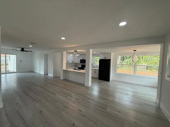 Building Photo - Beautifully Remodeled Tampa Rental | Prime Location