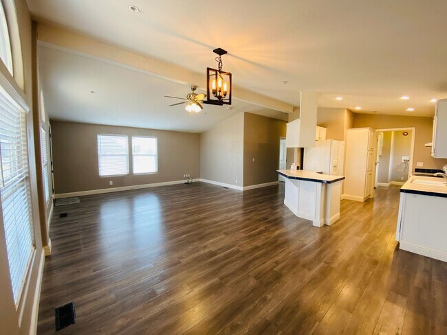 Building Photo - Charming Country Property with Option to L...