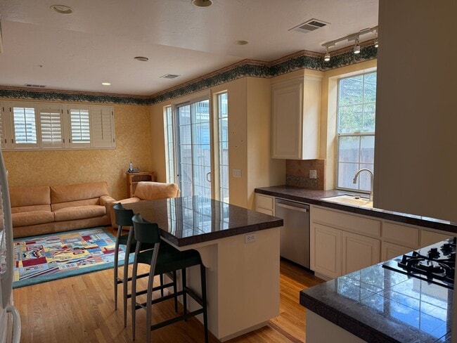 Building Photo - Los Altos Townhouse