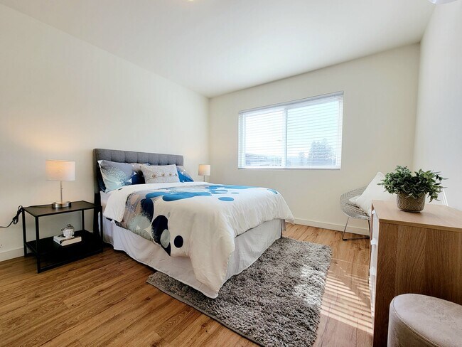 Building Photo - Redwood City: Unfurnished and Remodeled 2 Bed 2 Bath w/ Laundry In Unit, AC Mini-Split, & Parking...