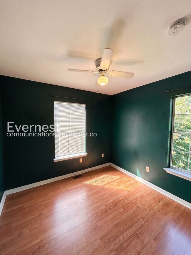Building Photo - 3 Bed/1.5 Bath Home with Fenced Yard / Available Now!