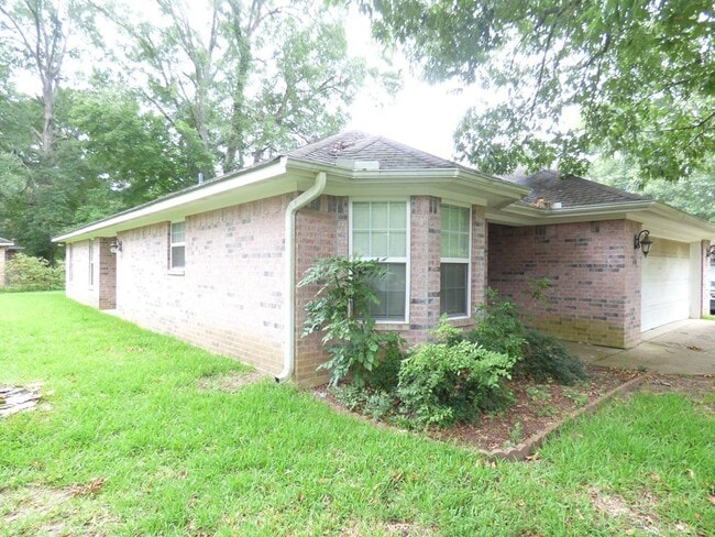 Building Photo - 636 St James Pl