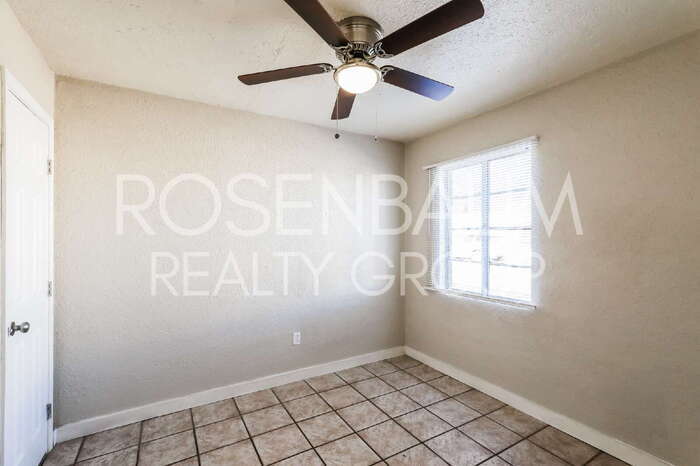 Building Photo - 302 W Flores St