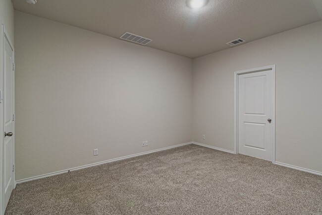 Building Photo - $300 OFF 1ST MONTH RENT IF YOU MOVE IN WIT...