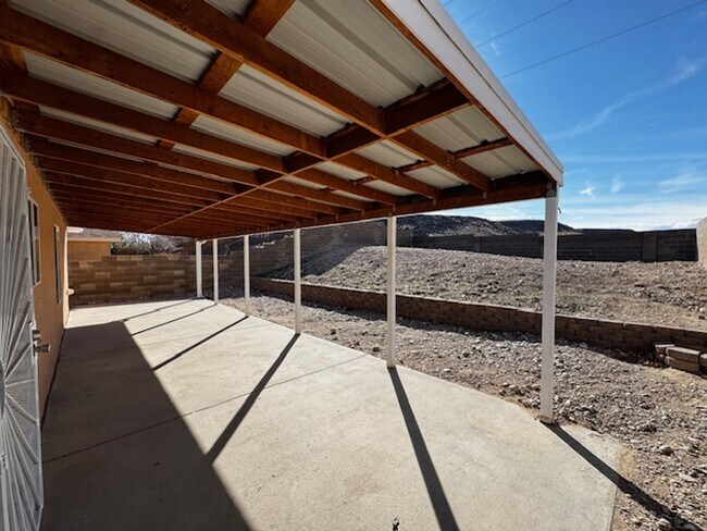 Building Photo - Spacious & Immaculate 3-Bed / 2-Bath Home