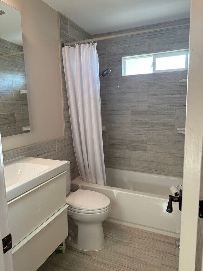 Building Photo - Gorgeous 5BR/3BA 2story home w SOLAR, view...