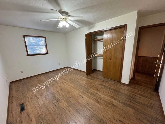 Building Photo - Charming 2 Bedroom, 1.5 Bath Home in Bull Shoals – Corner Lot & Close to Lake Access