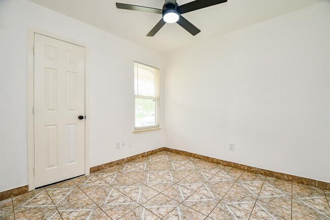 Building Photo - 2430 Ridge Hollow Dr