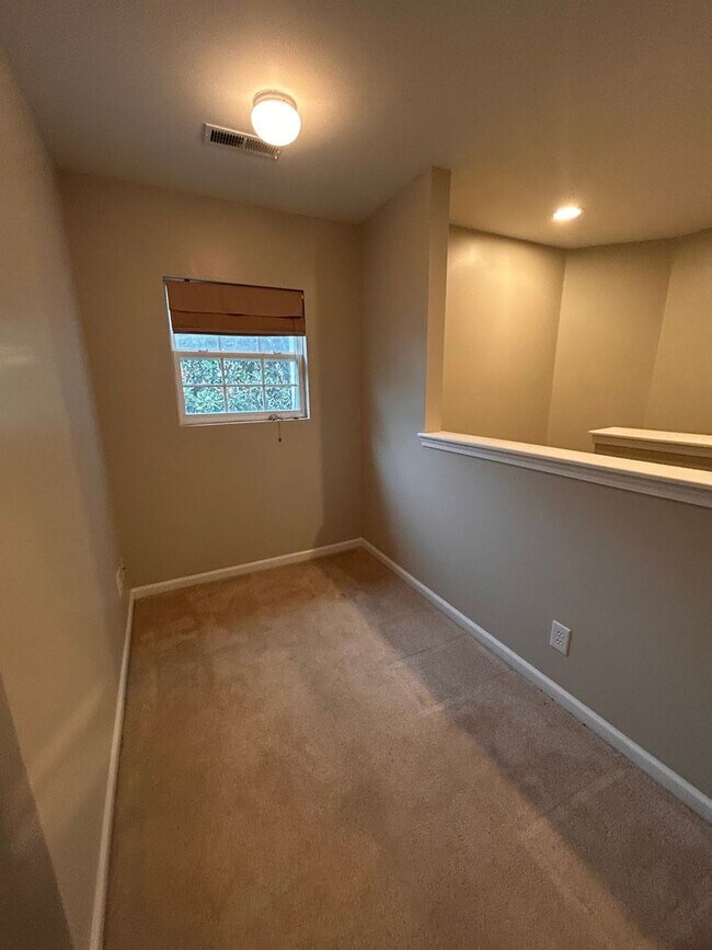 Building Photo - Amazing 3BR Townhome in The Pines at Charleston Park!