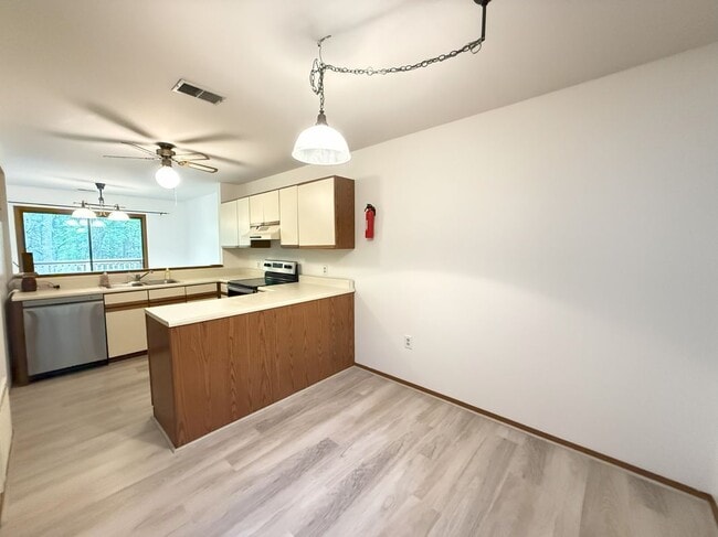 Building Photo - 134 English Ct
