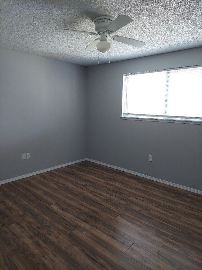 Building Photo - Cute Lower Level Flat at Tully Ridge