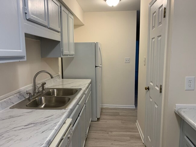 Building Photo - Rent Special! Receive half off 1st full mo...