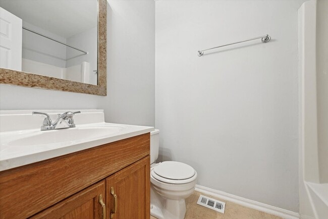 Building Photo - Available Now – Beautifully Updated 3 Bedr...