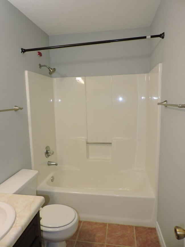 Building Photo - Convenient to interstate, schools & shopping!