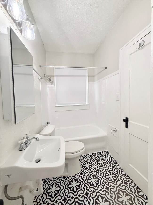 Building Photo - 1126 Berthea St