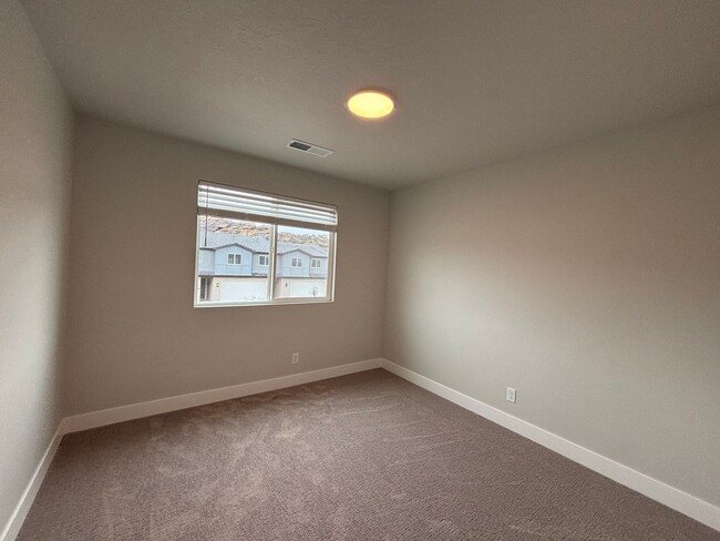Building Photo - BRAND NEW END TOWNHOME FOR RENT!