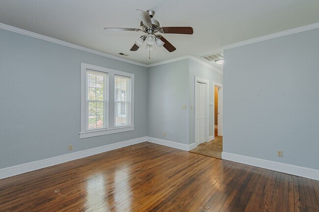 Building Photo - 3 Bed-2 Bath Bungalow in Burlington available  JULY