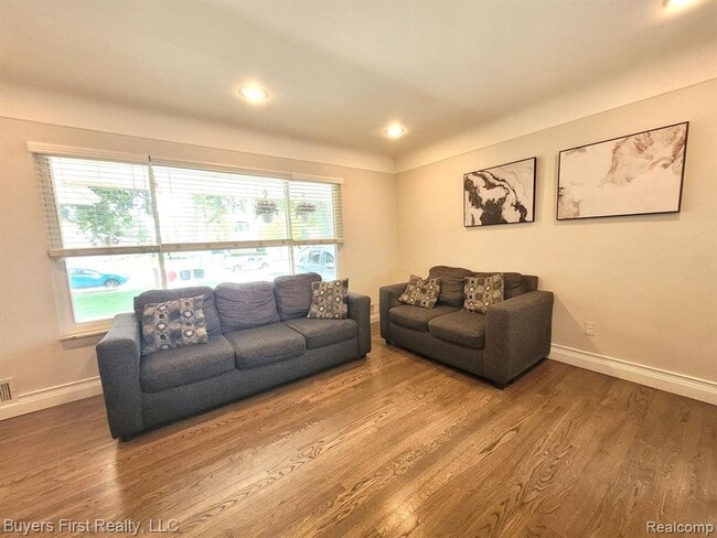 Building Photo - Newly Renovated 7BR – Modern Kitchen + Bath
