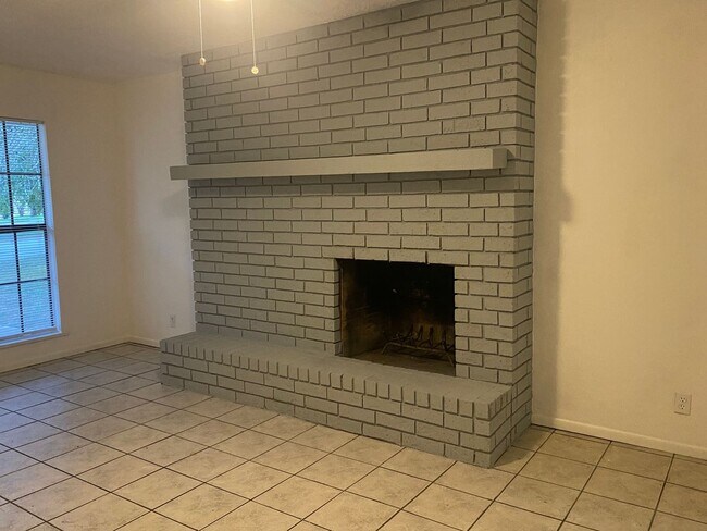 Building Photo - 2 BEDROOM DUPLEX, LAWN CARE AND WATER INCL...