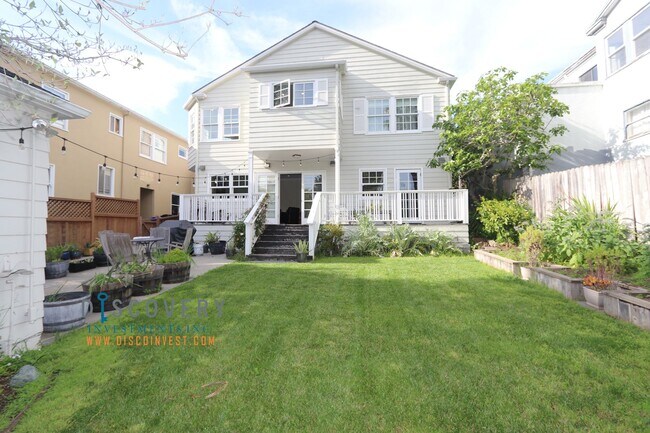 Building Photo - Sophisticated Piedmont Colonial with Enclosed Yard