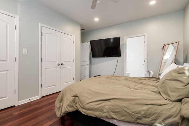 Building Photo - 6641 W Belmont Ave