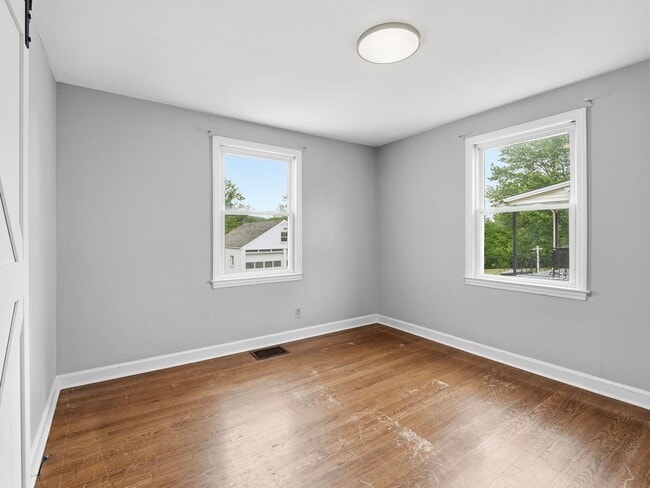 Building Photo - 4 Bedroom/1 Bathroom Home with Fenced Yard Available in SE Roanoke!