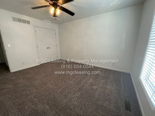 Building Photo - Everyday Comfort in Creekwood Park Townhom...