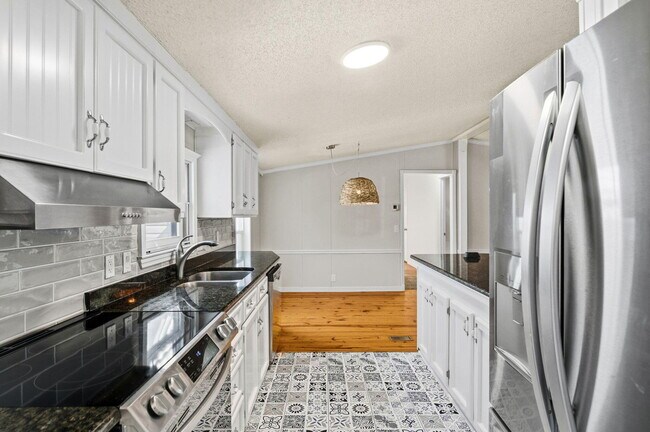 Building Photo - 215 Lee Pl