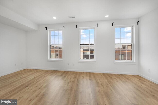 Building Photo - 2045 Trenton Ave